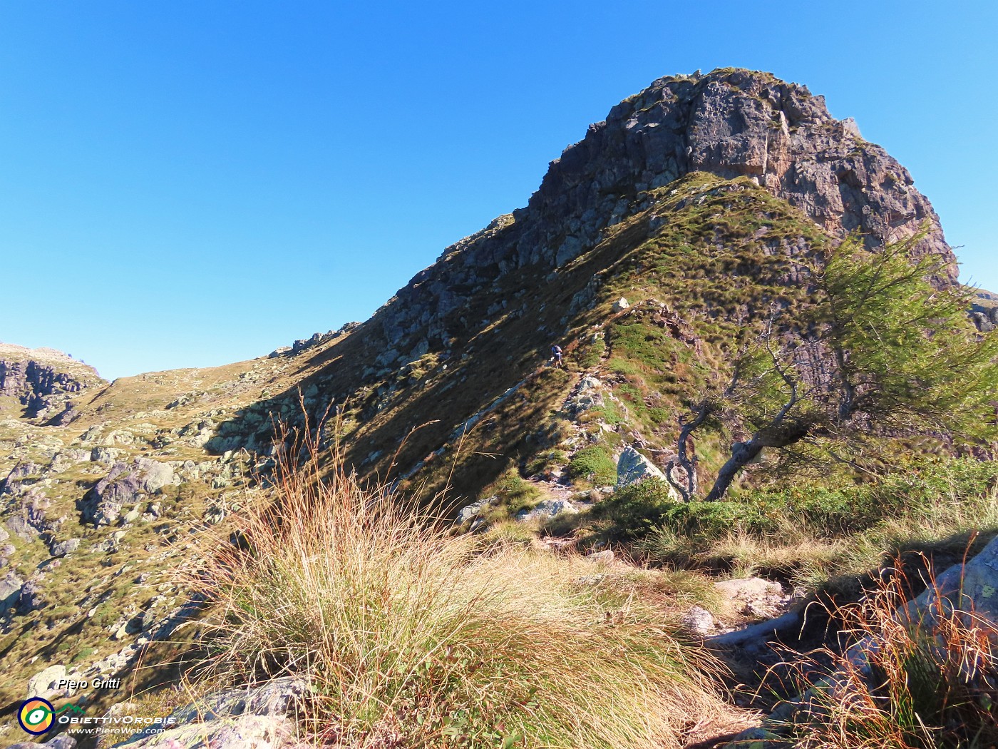 05 Passiamo sul versante ovest in ombra del Monte della galline (2131 m).JPG